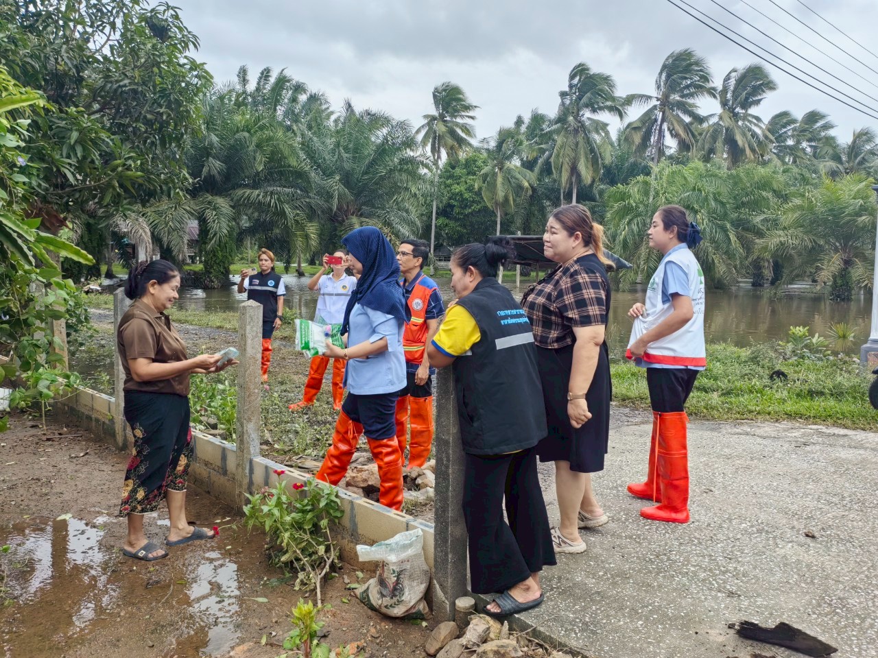 วันที่​ 21​ พฤศจิกายน​ 2568​ 
       ทีมหน่วย​แพทย์​เคลื่อนที่​ พร้อมด้วย​ทีม​ MCATT​ คบสอ.ท่าชนะ​ และ อสม.หมู่​ 2 และหมู่ 6 ตำบลประสงค์ ลงเยี่ยม​ผู้ประสบเหตุอุทกภัย​ น้ำท่วมขัง​ เพื่อดูแล​ผู้สูงอายุ​ ผู้ป่วยติดเตียง​ และให้กำลังใจ​ผู้ประสบภัย​ พร้อมมอบยาชุดช่วยเหลือฯ ชุดทำแผล​ ให้กับประชาชนในพื้นที่
