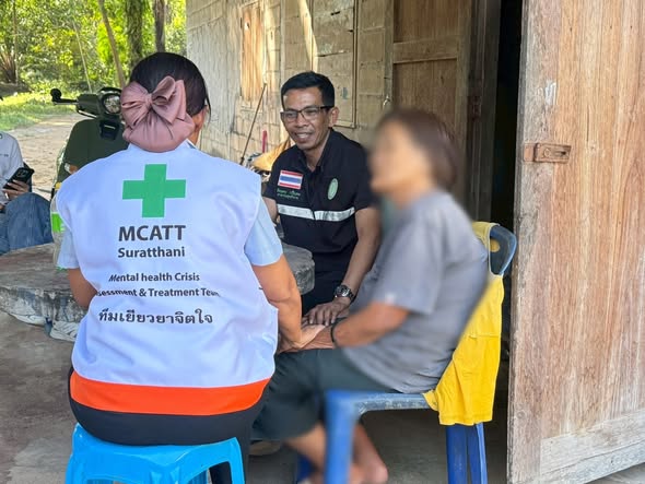 วันที่ 30 ธันวาคม 2568
         ทีม MCATT เยียวยาจิตใจอำเภอท่าชนะ โดยนายอัคเดช กรีมละ สาธารณสุขอำเภอท่าชนะ พร้อมด้วยนางสาวพิมพ์ เพ็งเจริญ พยาบาลวิชาชีพชำนาญการ กลุ่มงานจิตเวชและยาเสพติด โรงพยาบาลท่าชนะ ลงพื้นที่เยียวยาด้านจิตใจ แก่มารดาของผู้เสียชีวิต (กรณีที่เป็นข่าวทางสื่อออนไลน์ในขณะนี้) โดยให้การช่วยเหลือเบื้องต้นในการประเมินสุขภาพจิต เพื่อเฝ้าระวัง ลดความเครียด วิตกกังวล และฟื้นฟูสภาพจิตใจ