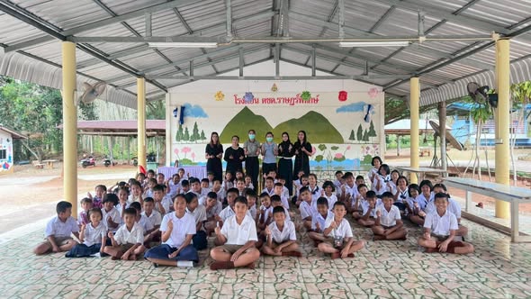 วันที่ 12 กุมภาพันธ์ 2569
       นายอัคเดช กรีมละ สาธารณสุขอำเภอท่าชนะ มอบหมายให้นางฐิติมา ทองคำ เจ้าพนักงานทันตสาธารณสุขชำนาญงาน ร่วมปฏิบัติงานกับโรงพยาบาลส่งเสริมสุขภาพตำบลบ้านประสงค์ โดยนางวรรวิภา ศรีสัมฤทธิ์ เจ้าพนักงานทันตสาธารณสุขชำนาญงาน ร่วมลงพื้นที่ตรวจฟันและทาฟลูออไรด์ให้กับนักเรียน ณ โรงเรียน ตชด.ราษฎร์พิทักษ์ ตำบลประสงค์ อำเภอท่าชนะ จังหวัดสุราษฎร์ธานี